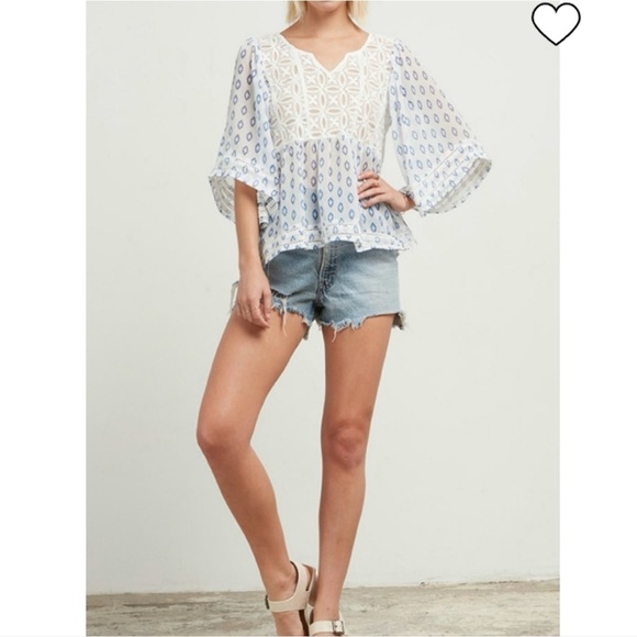 cupcakes & cashmere Tops - CUPCAKES AND CASHMERE Drea Lace Flowy Boho Blouse Top Size S